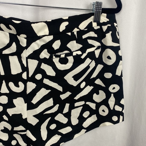 Urban Outfitters Alice + UO Black and White Eilis Geo Print Shorts - Size 10 - Picture 9 of 11
